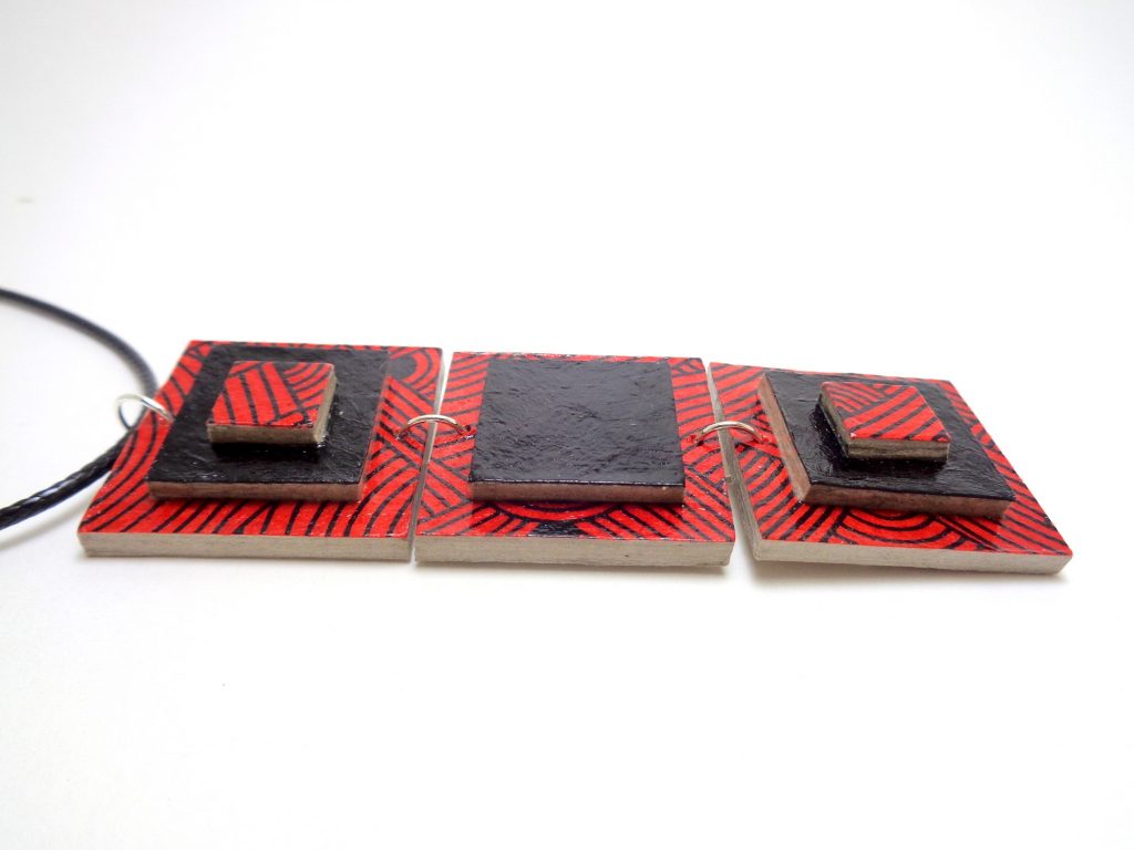Pendentif long en carton - "Rouge nœuds/Noir"