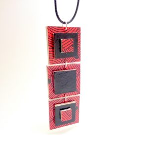 Pendentif long en carton - "Rouge nœuds/Noir"