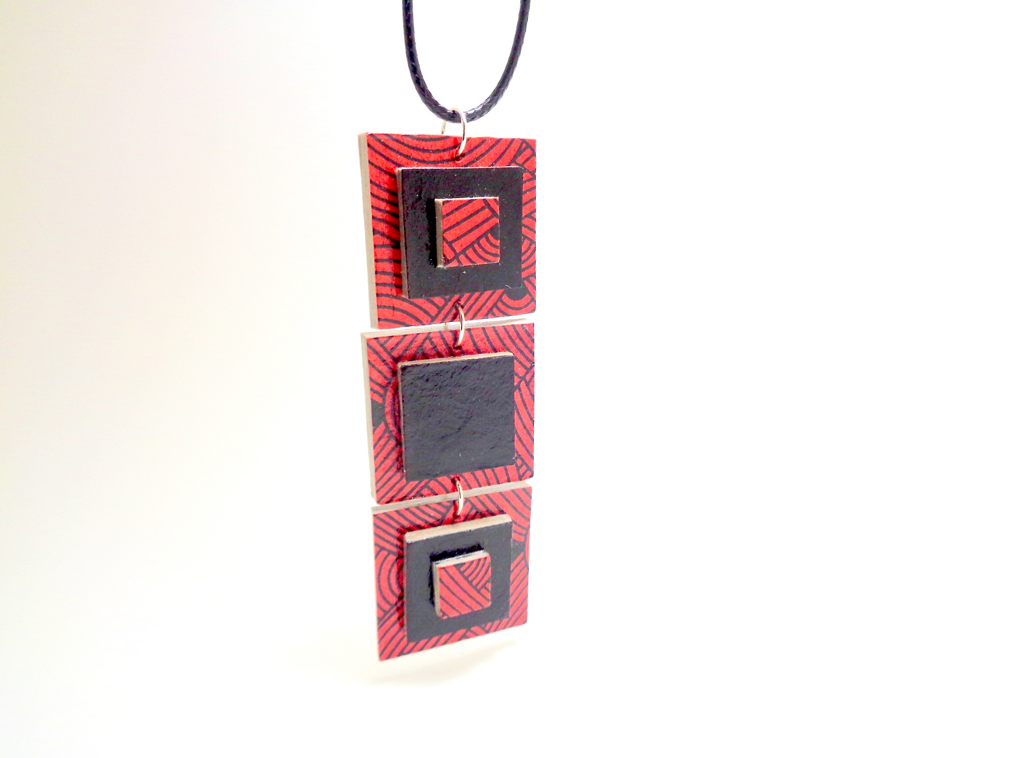 Pendentif long en carton - "Rouge nœuds/Noir" – Image 1