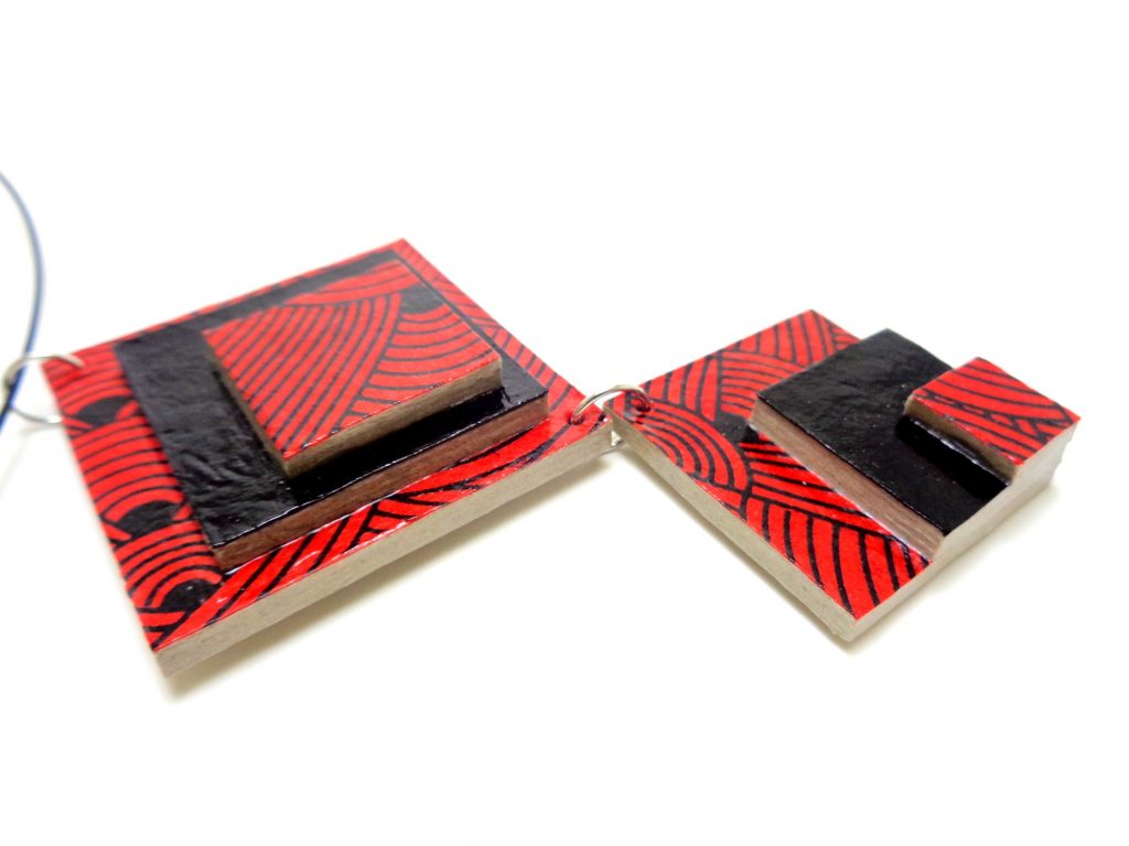 Long pendentif en carton - "Rouge noeuds/Noir"