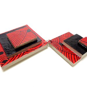 Long pendentif en carton - "Rouge noeuds/Noir" – Image 3