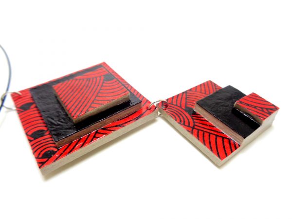 Long pendentif en carton - "Rouge noeuds/Noir"