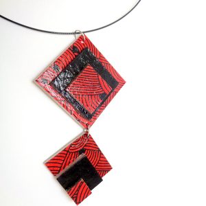 Long pendentif en carton - "Rouge noeuds/Noir" – Image 2