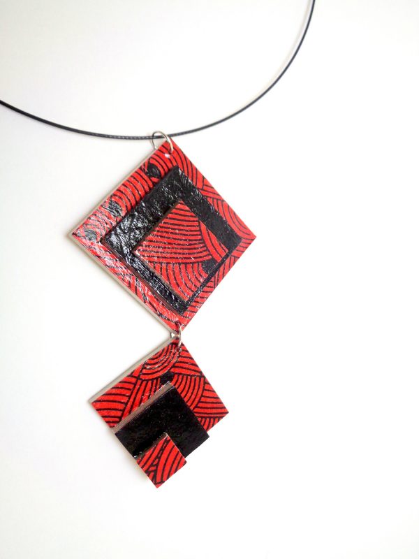 Long pendentif en carton - "Rouge noeuds/Noir"