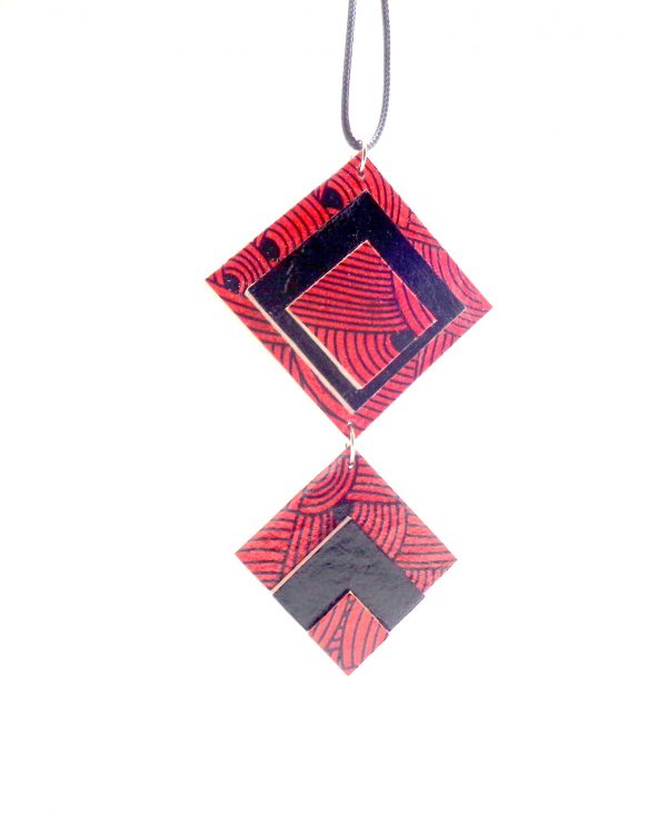 Long pendentif en carton - "Rouge noeuds/Noir"