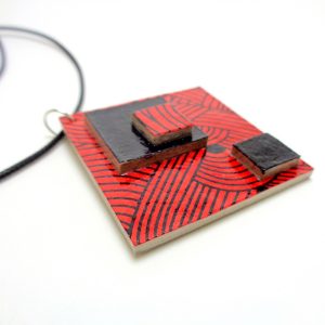Pendentif losange en carton - "Rouge nœuds"/Noir – Image 2
