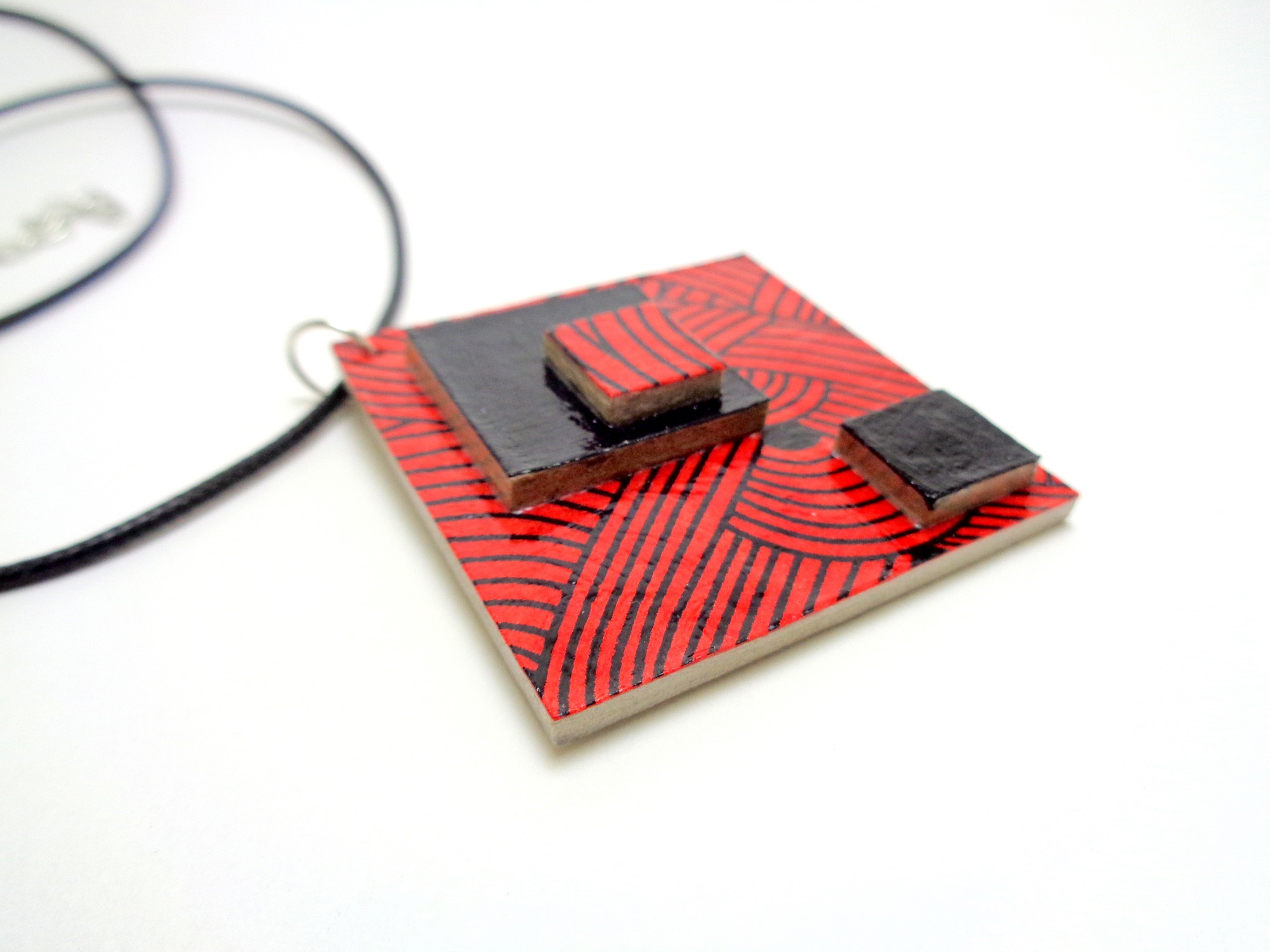 Pendentif losange en carton - "Rouge nœuds"/Noir – Image 2