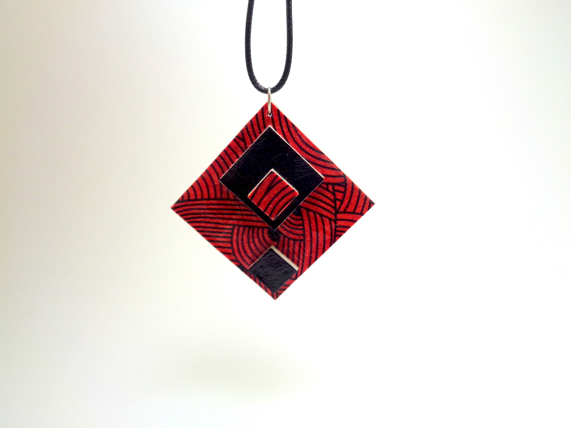 Pendentif losange en carton - "Rouge nœuds"/Noir – Image 1