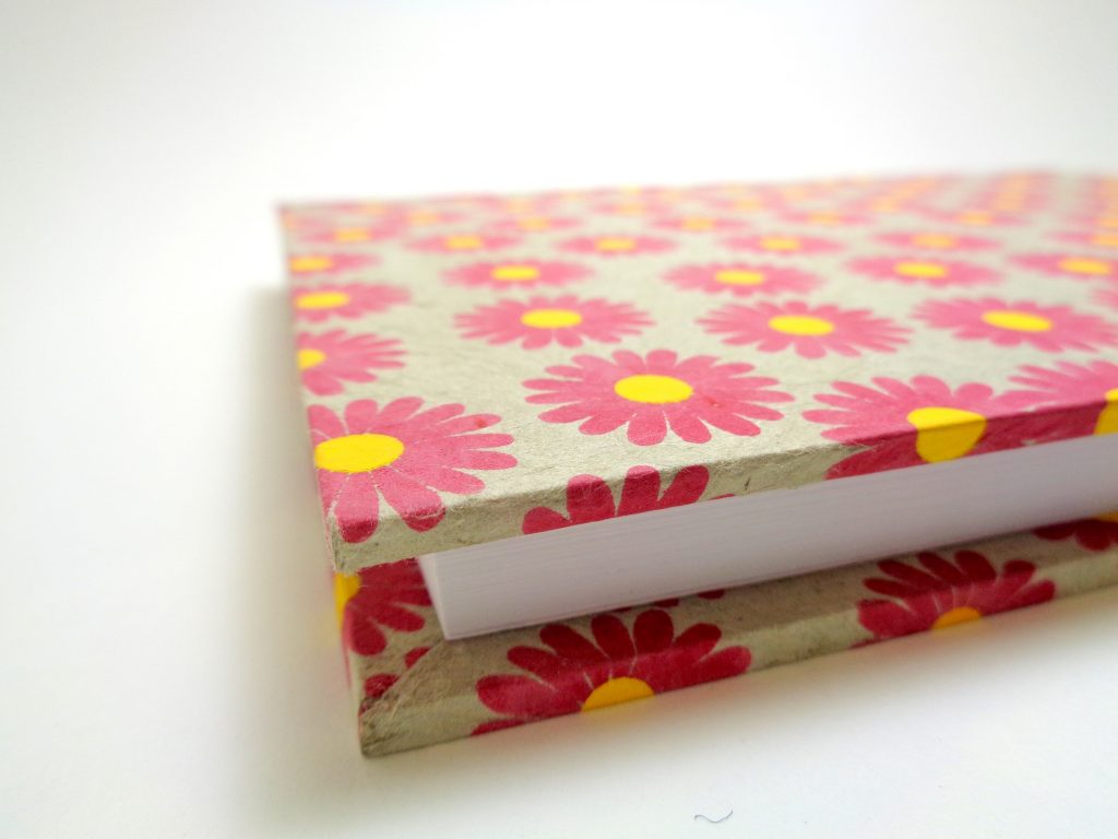 Carnet A5 - 14,5 cm X 21 cm - Gris à fleurs rose - 160 pages