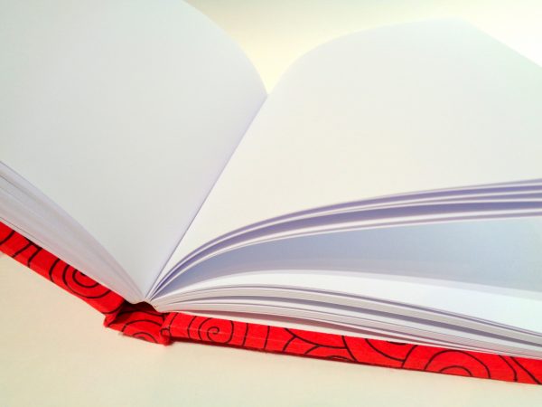 Carnet A5 - 14,5 cm X 21 cm - Rouge à cercles noirs - 160 pages