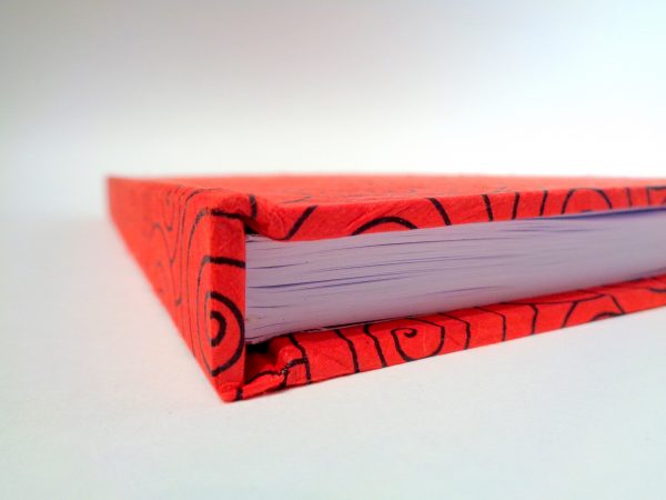Carnet A5 - 14,5 cm X 21 cm - Rouge à cercles noirs - 160 pages