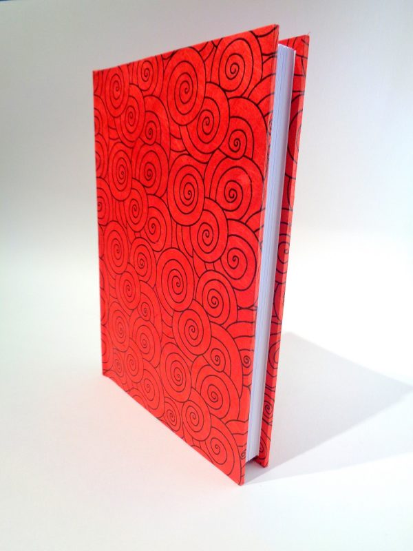 Carnet A5 - 14,5 cm X 21 cm - Rouge à cercles noirs - 160 pages