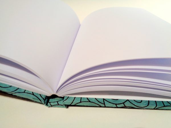 Carnet A5 - 14,5 cm X 21 cm - Bleu à cercles noirs - 160 pages