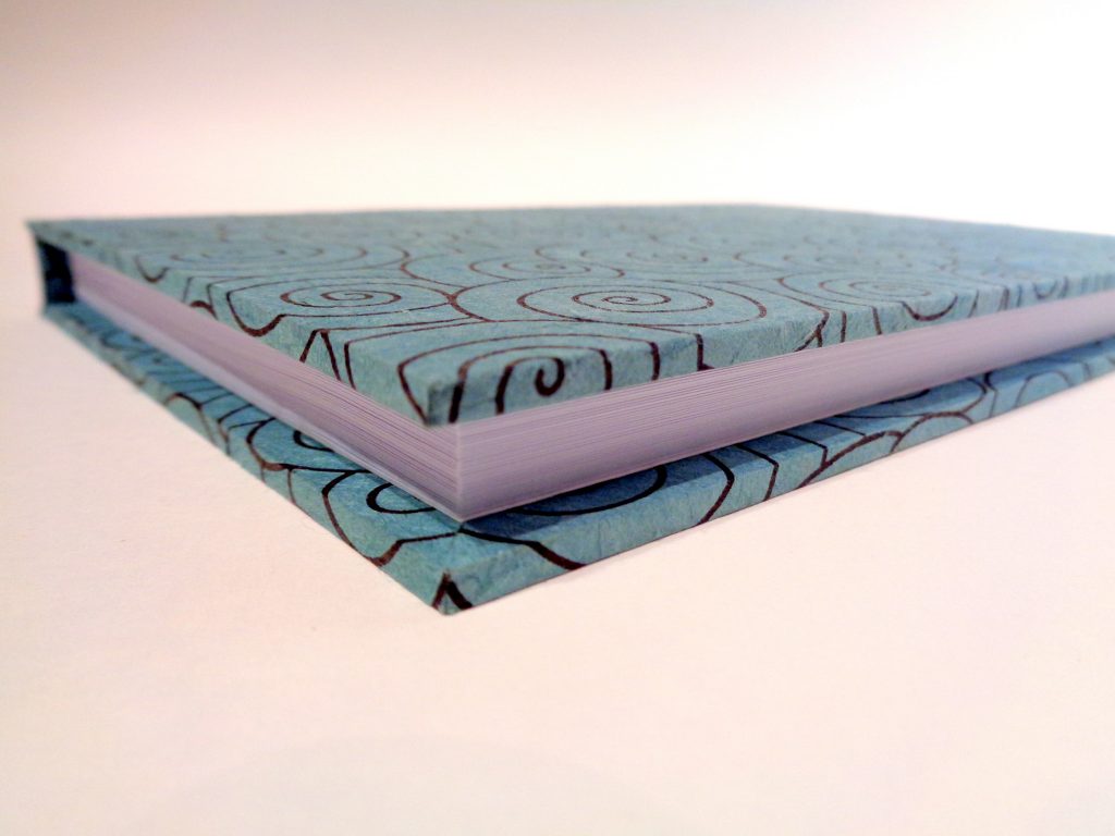 Carnet A5 - 14,5 cm X 21 cm - Bleu à cercles noirs - 160 pages