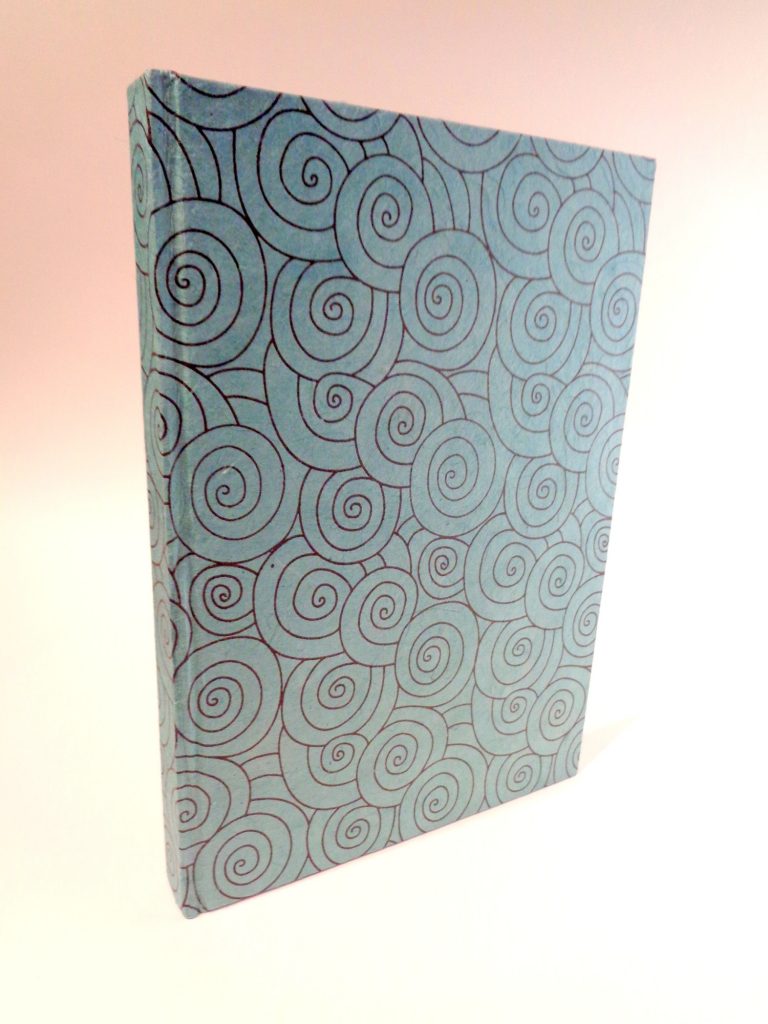 Carnet A5 - 14,5 cm X 21 cm - Bleu à cercles noirs - 160 pages