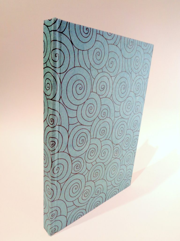 Carnet A5 - 14.5 cm x 21 cm - Bleu cercles noirs - 144 pages