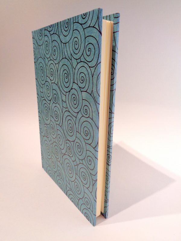 Carnet A5 - 14.5 cm x 21 cm - Bleu cercles noirs - 144 pages