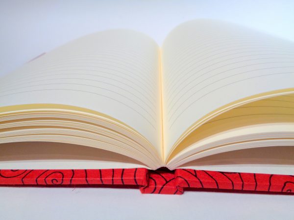 Carnet A5 - 14.5 cm x 21 cm - Rouge à cercles noirs - 144 pages