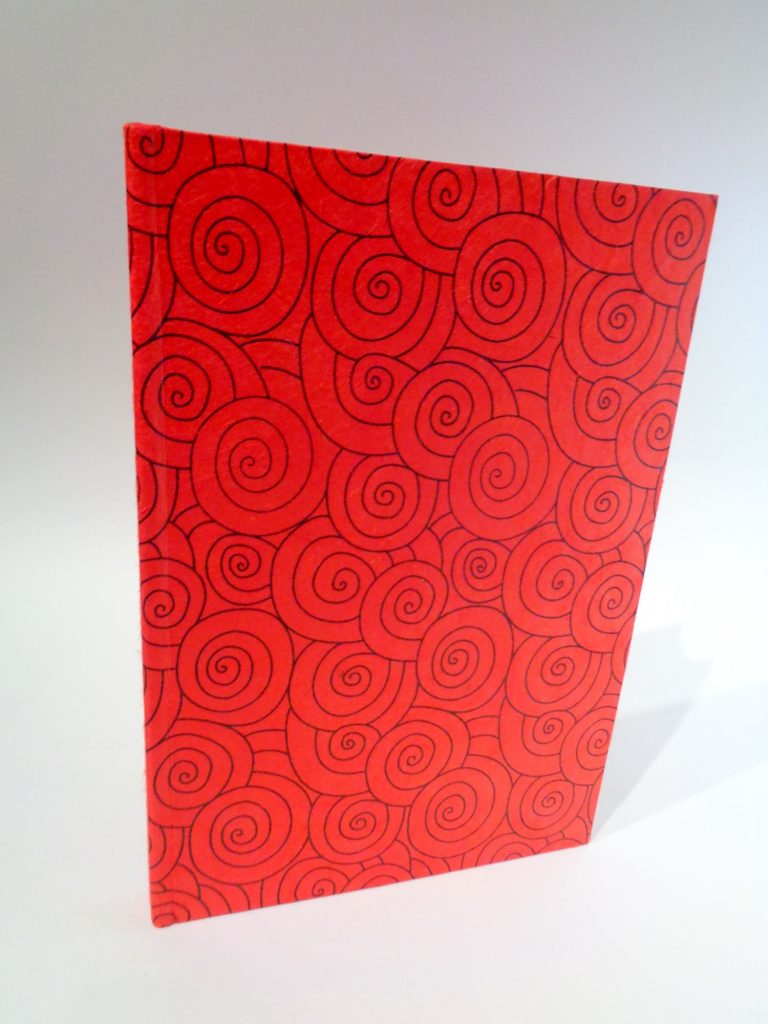 Carnet A5 - 14.5 cm x 21 cm - Rouge à cercles noirs - 144 pages