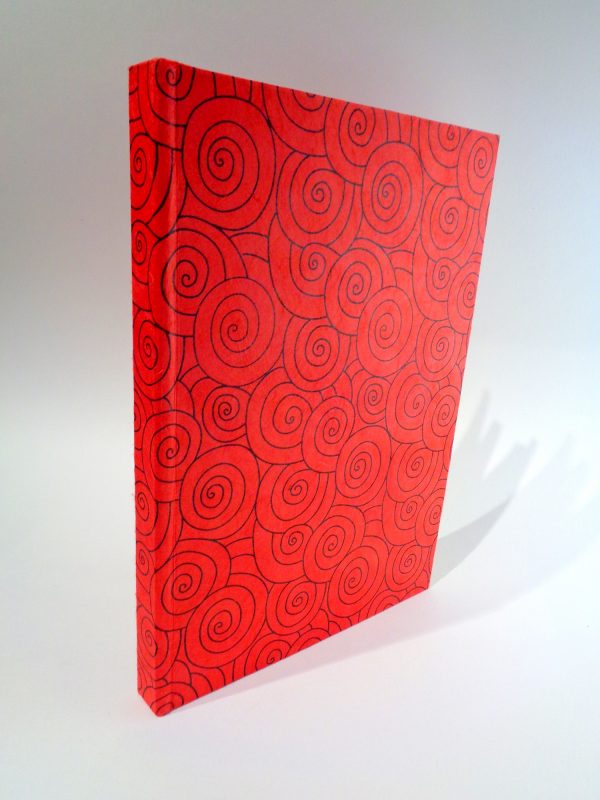 Carnet A5 - 14.5 cm x 21 cm - Rouge à cercles noirs - 144 pages