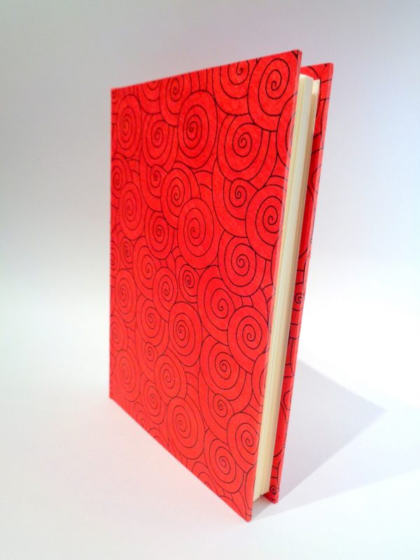 Carnet A5 - 14.5 cm x 21 cm - Rouge à cercles noirs - 144 pages