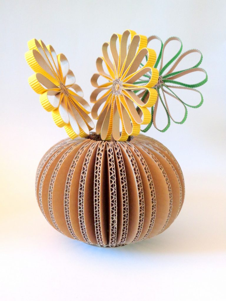 Vase en lamelles de carton