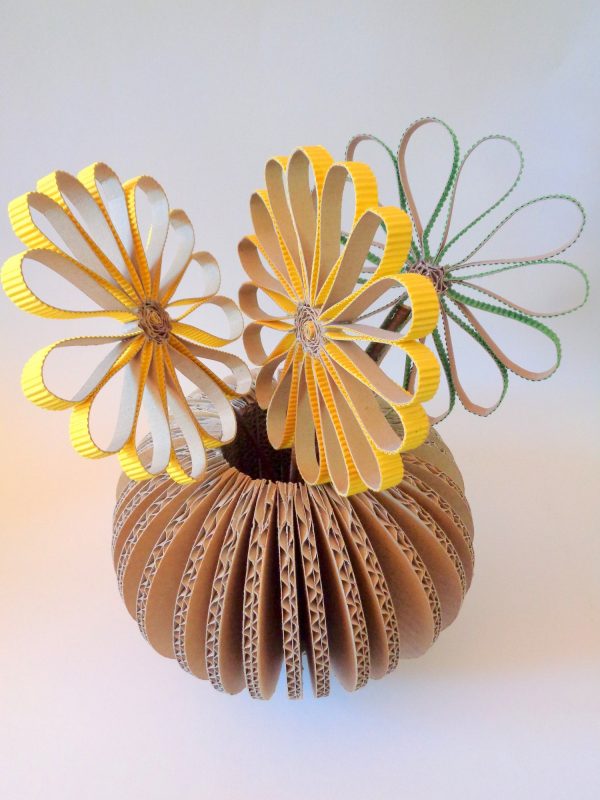 Vase en lamelles de carton