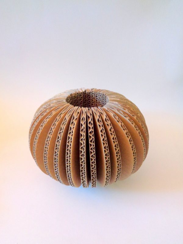Vase en lamelles de carton