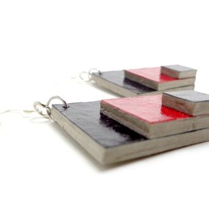 Boucles d'oreille en carton - Grand losange - Noir/Rouge carmin - Argent 925 – Image 3