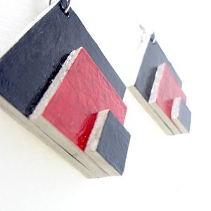 Boucles d'oreille en carton - Grand losange - Noir/Rouge carmin - Argent 925 – Image 2