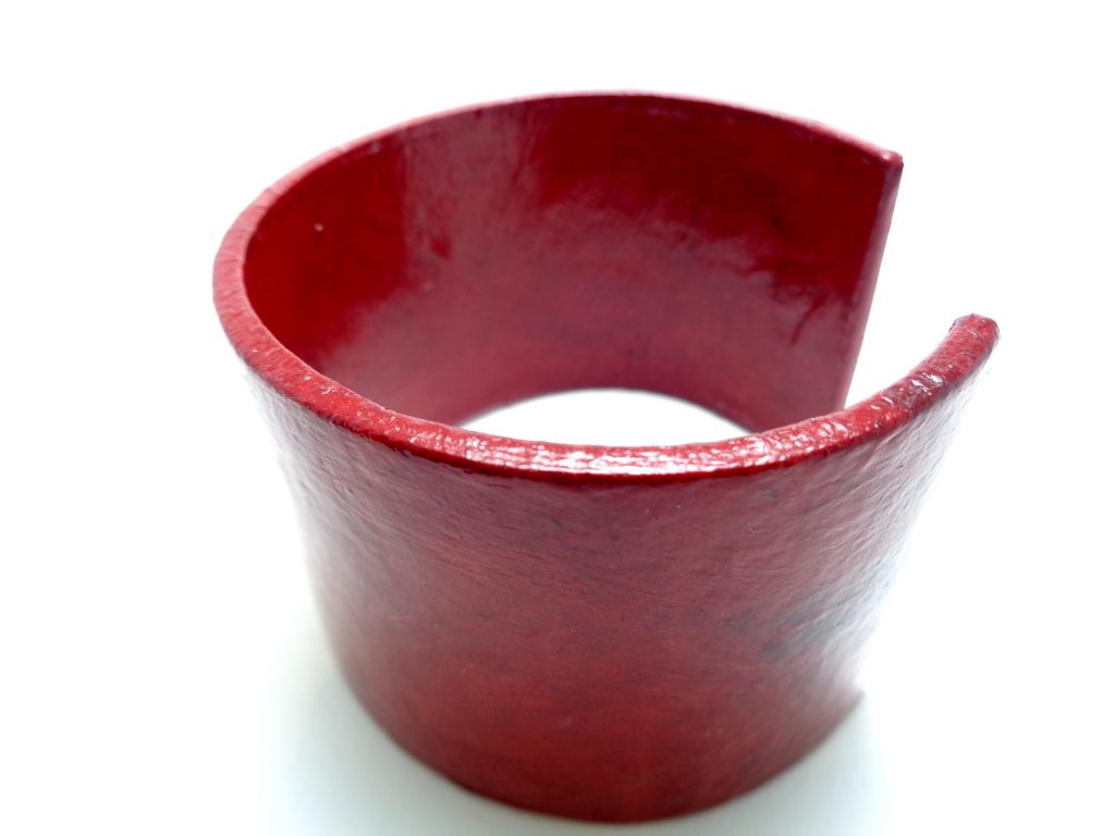 Bracelet manchette en carton - Rouge carmin