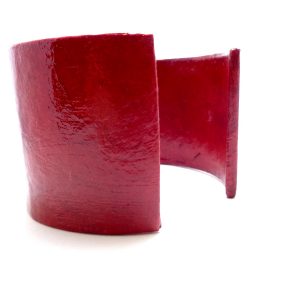 Bracelet manchette en carton - Rouge carmin – Image 2