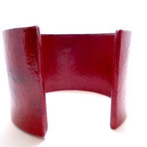 Bracelet manchette en carton - Rouge carmin – Image 4