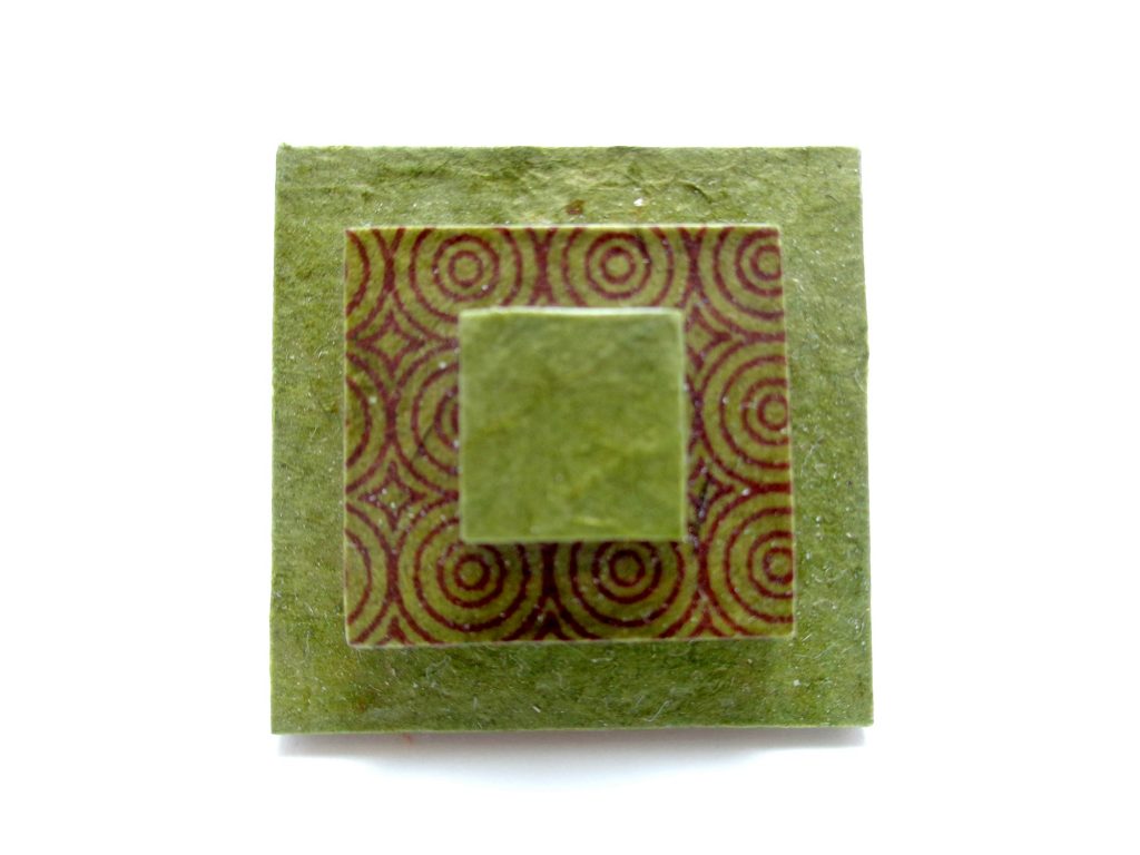 Bague carrée en carton - Vert olive/Ronds Verts