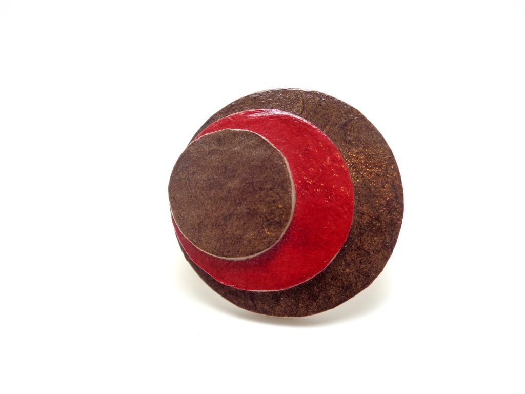 Bague ronde en carton - Marron/Rouge carmin