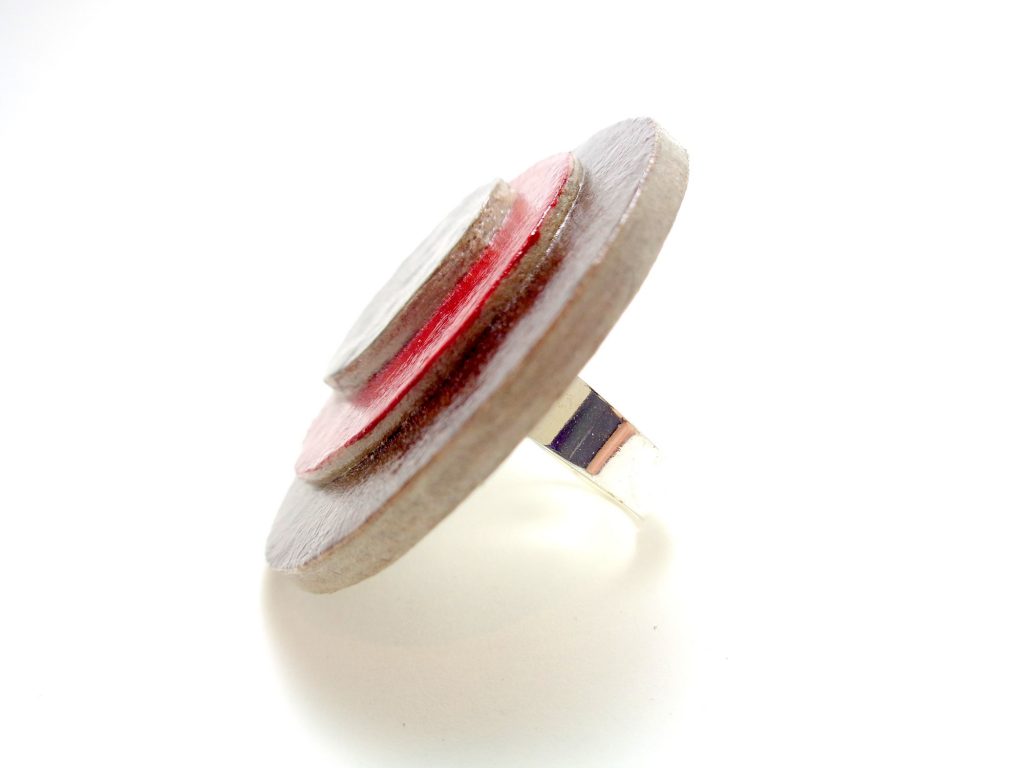 Bague ronde en carton - Marron/Rouge carmin
