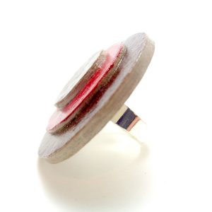 Bague ronde en carton - Marron/Rouge carmin – Image 2