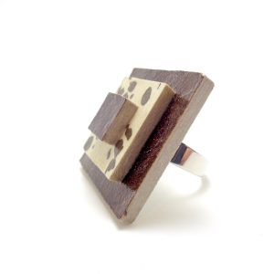 Bague carrée en carton - Marron et blanc à motifs – Image 3