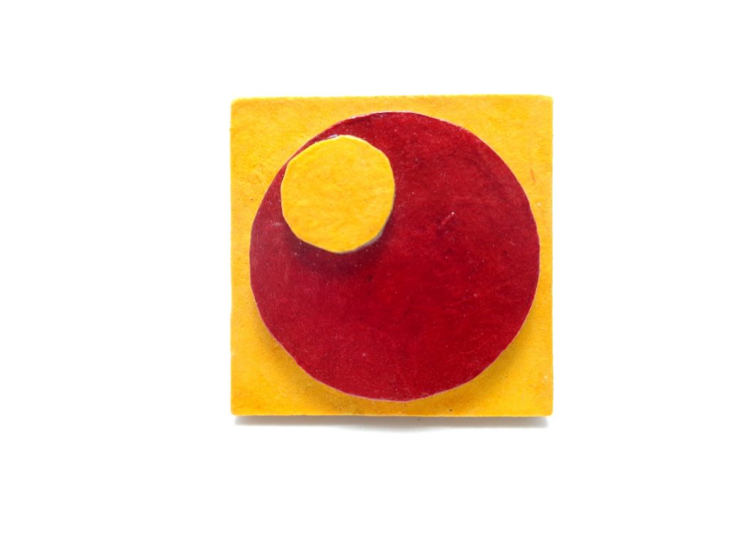 Bague carrée en carton - Jaune ocre/Rouge carmin