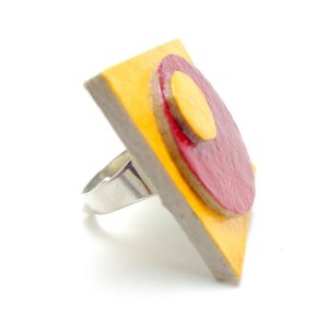Bague carrée en carton - Jaune ocre/Rouge carmin – Image 2