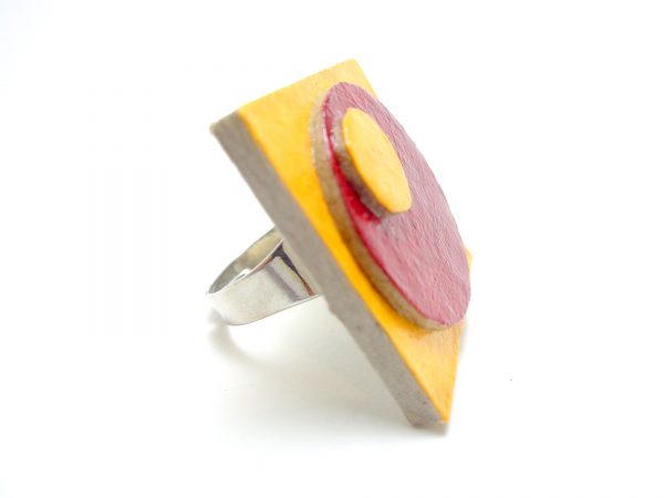 Bague carrée en carton - Jaune ocre/Rouge carmin