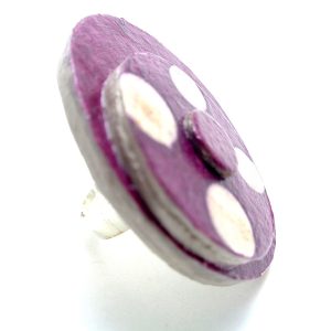 Bague ronde en carton - Bordeaux à pois blancs – Image 2