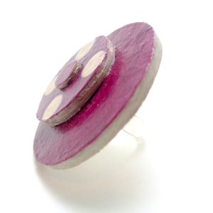 Bague ronde en carton - Bordeaux à pois blancs – Image 3