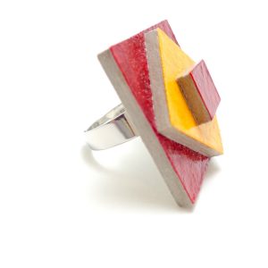 Bague carrée en carton - Rouge carmin/Jaune – Image 2