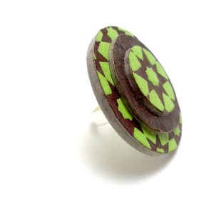 Bague ronde en carton - Vert étoilé/Marron – Image 2
