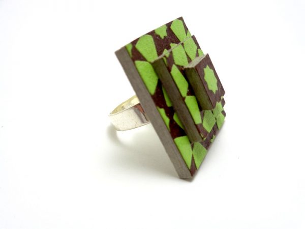 Bague carrée en carton vert à motifs