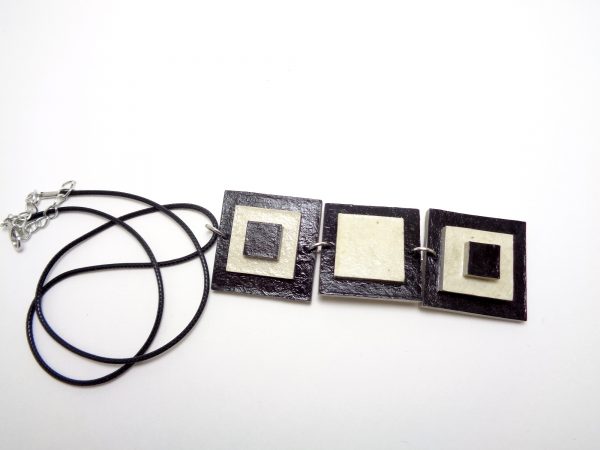 Pendentif long en carton - Noir et Blanc