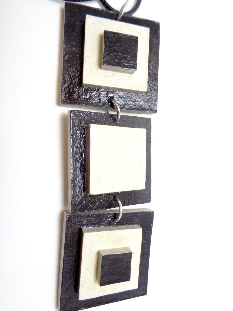 Pendentif long en carton - Noir et Blanc