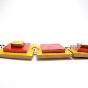 Pendentif long en carton - Jaune/Rouge – Image 3