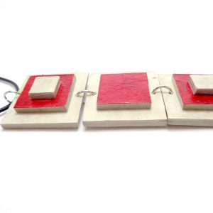 Pendentif long en carton - Blanc/Rouge carmin – Image 2